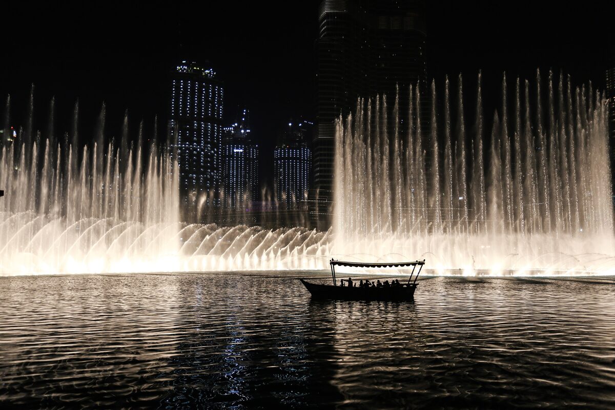 The Downtown Dubai fountains in the evening